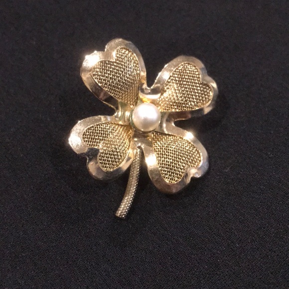 Vintage Jewelry - Vintage Coro Golden 🍀clover and pearl brooch